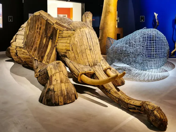 Pièce artisitque africaine, sculpture d'un éléphant en bois