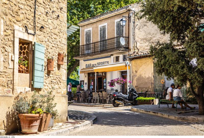 Ruelle de village typiquement provençal